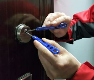 Мастер вскрывает дверь