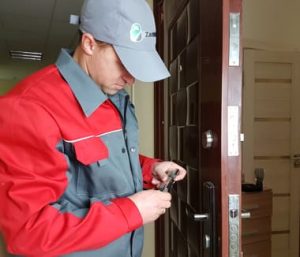 Мастер работает с замком