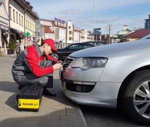 вскрытие автомобильного капота